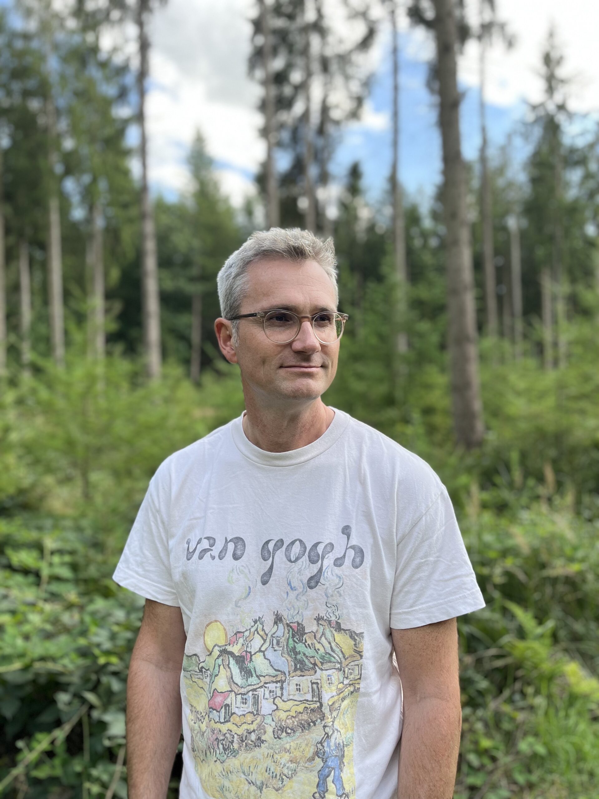 Startseite Jörg Degener, Gründer von 8same Wege, Portraitfoto im Wald